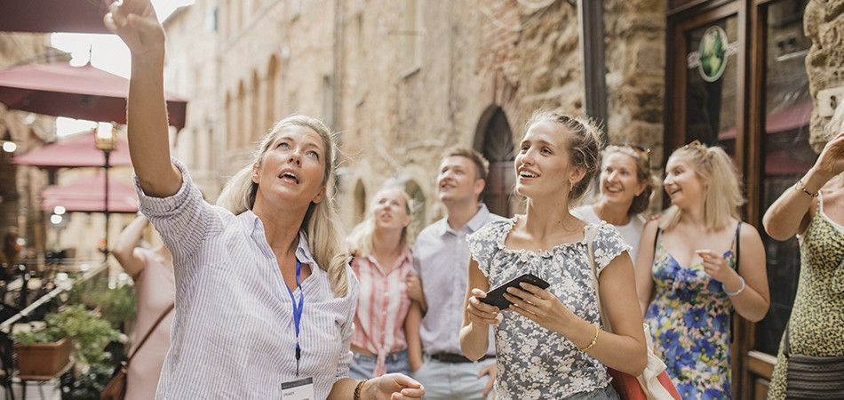 VISITAS GUIADAS Y ACOMPAÑADAS VISITAS GUIADAS Y ACOMPAÑADAS